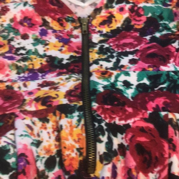 Brand new without the tags Soft material  V back with zipper 🌺🌹🌼🌸 - Picture 6 of 6